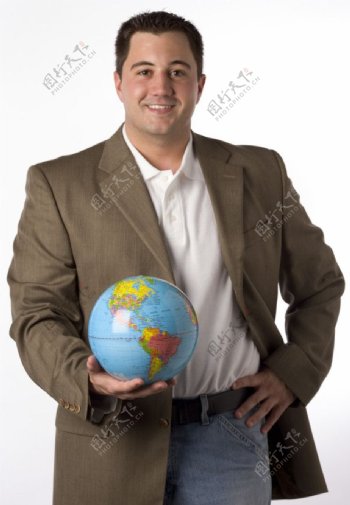 手拿地球模型的商务人士图片