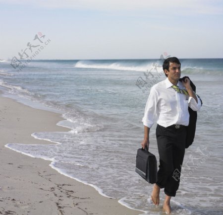 海边上散步的商务人士图片