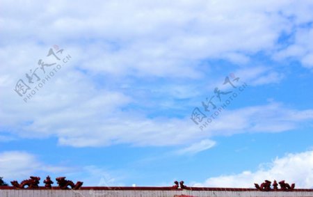 屋脊上蓝天白云图片