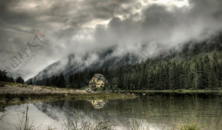 湖边水墨云雾图片