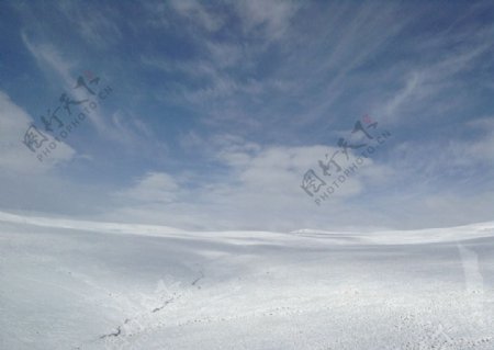 西藏雪山下的蓝天图片
