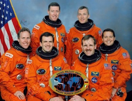 STS68太空任务组成员在训练时的合影图片