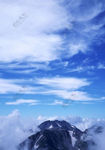 黑色岩石蓝天白云风景图片