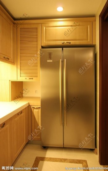 厨房冰箱图片