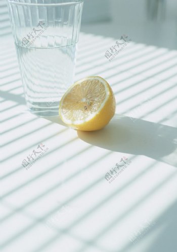 水杯柠檬图片