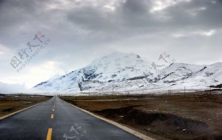 西藏公路雪山摄影图图片