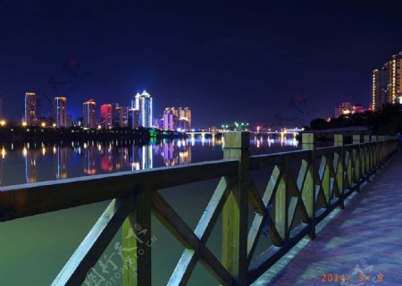 赣州市章江北栈道夜景图片