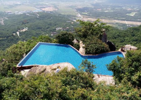 山顶上的泳池图片