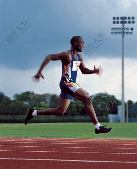 奔跑的男人田径赛上的男人赛跑的男人一个人在奔跑拼命奔跑的人图片