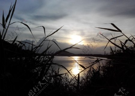 湖泊的黄昏图片