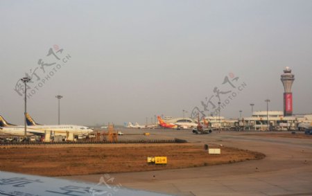 北京机场的黄昏图片