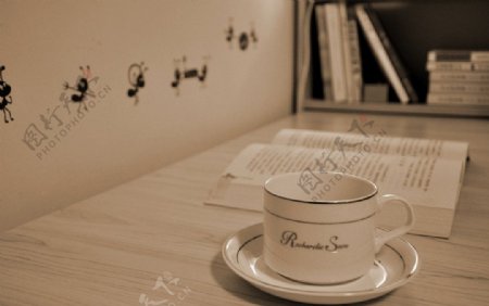 书桌上的咖啡杯图片