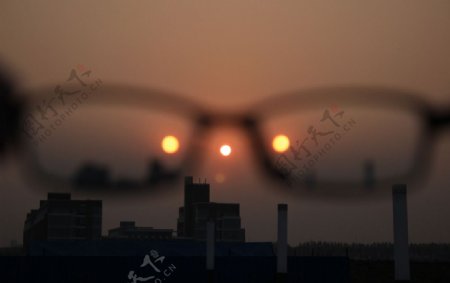 眼镜里外的朝阳图片