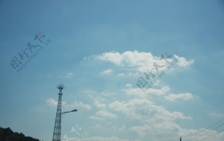 蓝天白云发射塔图片