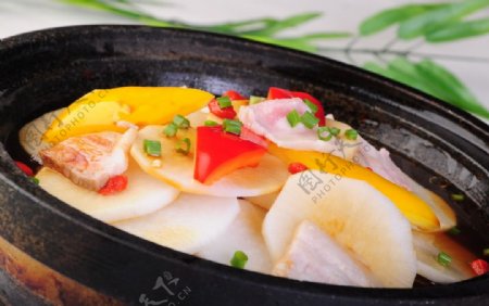 石锅五花肉炖萝卜图片