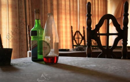 桌上的酒瓶图片