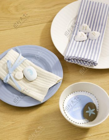 蓝色盘子餐具餐巾和碗图片