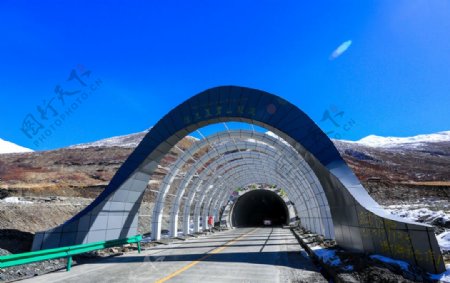 雅克夏雪山隧道图片