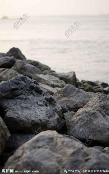 江边的石头图片