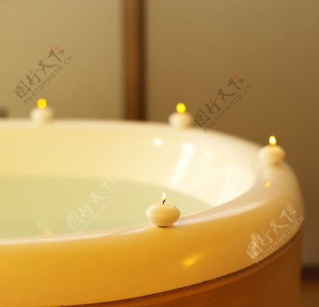 浴池上的蜡烛图片