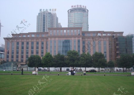 武汉洪山广场高楼大厦图片