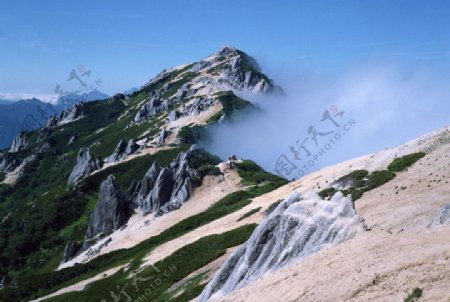 山峰草地与云雾美景风图片
