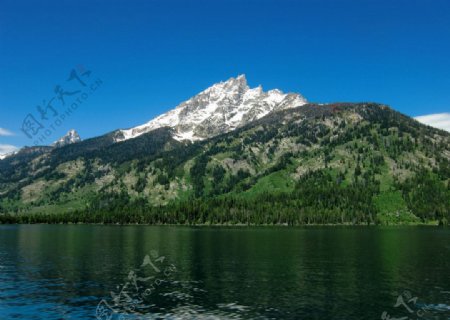 湖泊雪山美景图片