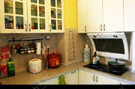 木质组合厨房一角图片
