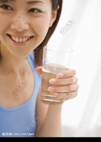 微笑女性喝水图片