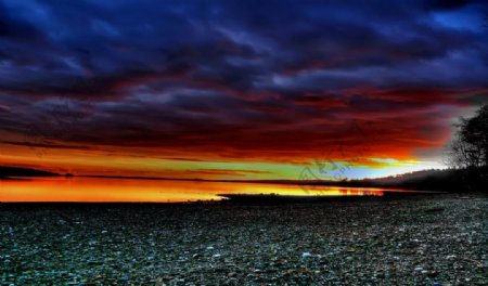 黄昏的湖边沙滩风光图片