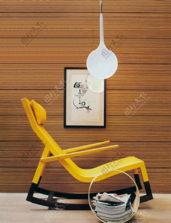 黄色的摇椅图片