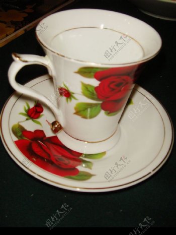 红咖啡杯碟图片