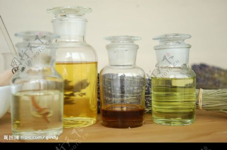 静物摄影纯天然植物油基础油图片