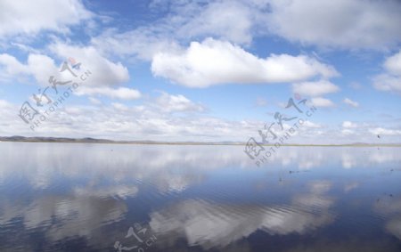 草原湖泊图片
