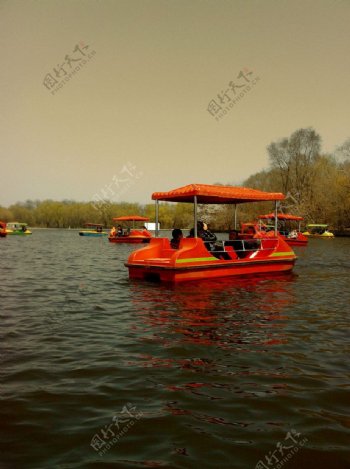 湖中的红色小船图片