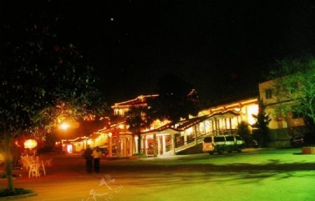华灯初上的宾馆广场图片