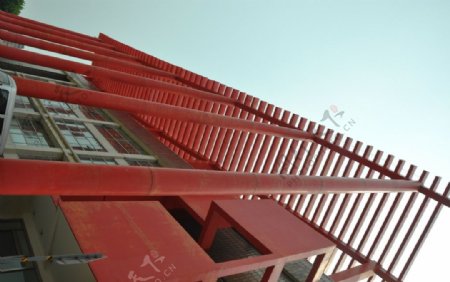 红色建筑飘动柱子户外图片