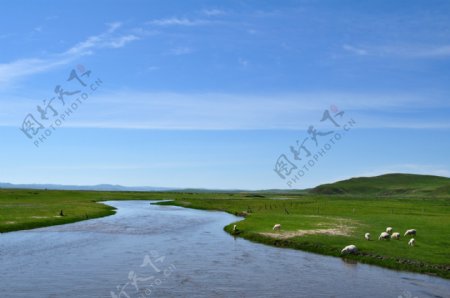 河流草坪图片