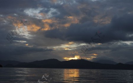 清晨的泸沽湖图片