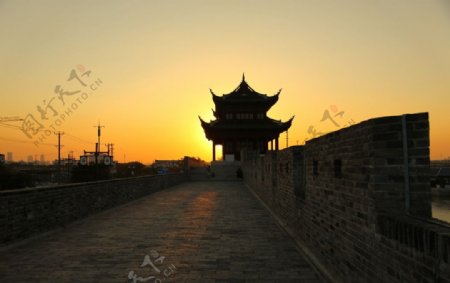 苏州夕阳平门古城楼图片