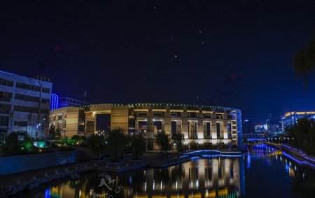 护城河夜景图片