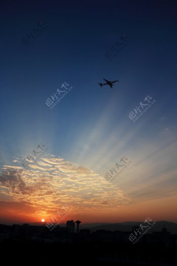 夕阳飞机图片