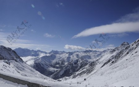 蓝天雪山雪景图片