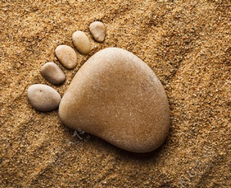 沙滩上的石头脚印图片
