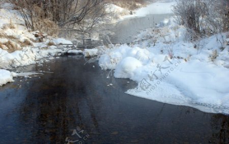 不冻河冬雪风景图片