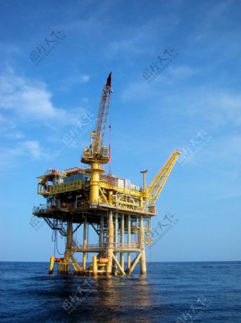 海上炼油平台图片