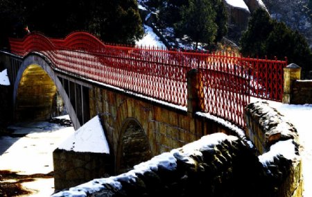 雪山中的红桥图片
