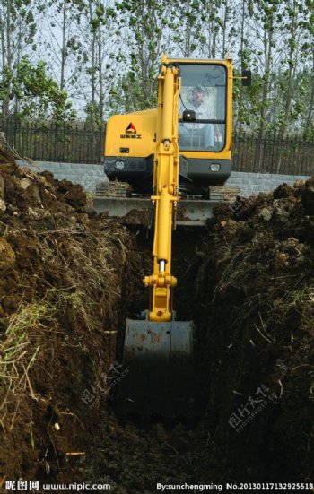 挖掘机排水沟市政施工图片