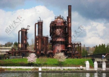 河边的工厂图片