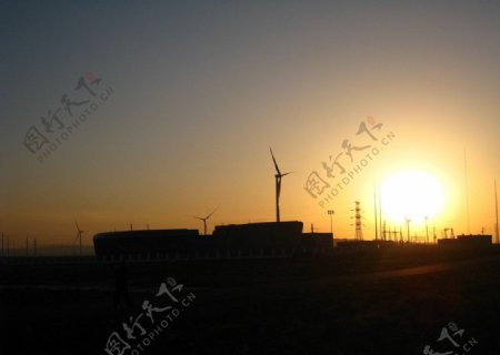 夕阳下的风电站图片